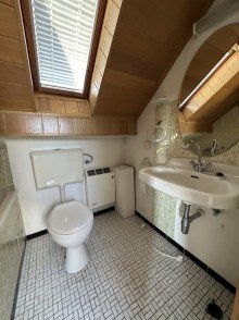 Badezimmer  Sanierungsobjekt Doppelhaush�lfte mit Garten | Fantastischer Mainblick. 