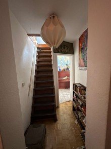 Flur Sanierungsbed�rftiger Rohdiamant mit Skylineblick | 2ZKB + Dachgeschoss