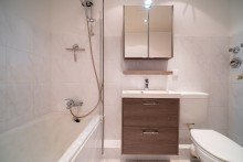 Badezimmer Praktisch geschnittene Eigentumswohnung mit Tiefgarage, Einbauk�che und Balkon