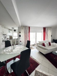 Wohnzimmer Gepflegte 3-Zimmer Wohnung mit Einbauk�che, Balkon und Tiefgaragenstellplatz