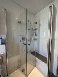 Barrierefreie Dusche Gepflegte 3-Zimmer Wohnung mit Einbauk�che, Balkon und Tiefgaragenstellplatz
