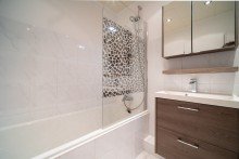 Badezimmer Praktisch geschnittene Eigentumswohnung mit Tiefgarage, Einbauk�che und Balkon
