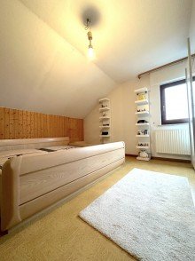 Schlafzimmer 1.OG  Ihr Traumhaus mit gro�em Garten und 3 Garagen wartet auf Sie! 