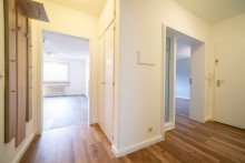 Flur Praktisch geschnittene Eigentumswohnung mit Tiefgarage, Einbauk�che und Balkon