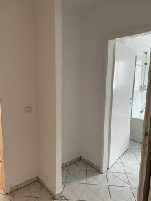Flur Abstellecke Sonnige 4-Zimmer-EG-Wohnung mit Balkon und Garten in S�dost