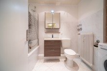 Badezimmer Praktisch geschnittene Eigentumswohnung mit Tiefgarage, Einbauk�che und Balkon
