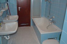 Badezimmer 2,5 Zimmer Wohnung in gepflegtem Mehrfamilienhaus + Stellplatz