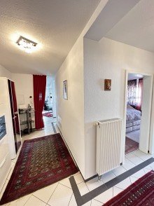 Flur Gepflegte 3-Zimmer Wohnung mit Einbauk�che, Balkon und Tiefgaragenstellplatz