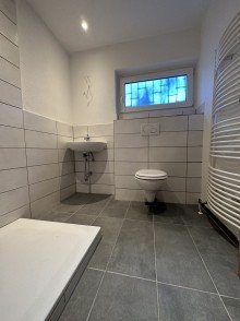 Badezimmer 2 Erstbezug nach Sanierung: 4-Zimmer Wohnung mit Rheinblick