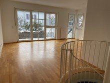 Wohnzimmer, Treppe Souterrain Sonnige 4-Zimmer-EG-Wohnung mit Balkon und Garten in S�dost