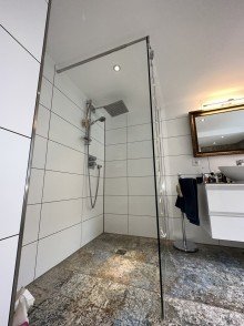 Badezimmer 1 Exklusives Zweifamilienhaus mit modernem Design, Einliegerwohnung und gro�z�gigem Garten