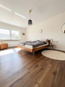 Schlafzimmer Charmanter Winkelbungalow mit Stil, Gartenidylle und viel Lebensqualit�t in Hofheim-Wallau