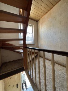 Treppenaufgang  Sanierungsobjekt Doppelhaush�lfte mit Garten | Fantastischer Mainblick. 