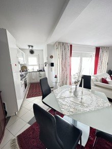 Wohnzimmer Gepflegte 3-Zimmer Wohnung mit Einbauk�che, Balkon und Tiefgaragenstellplatz