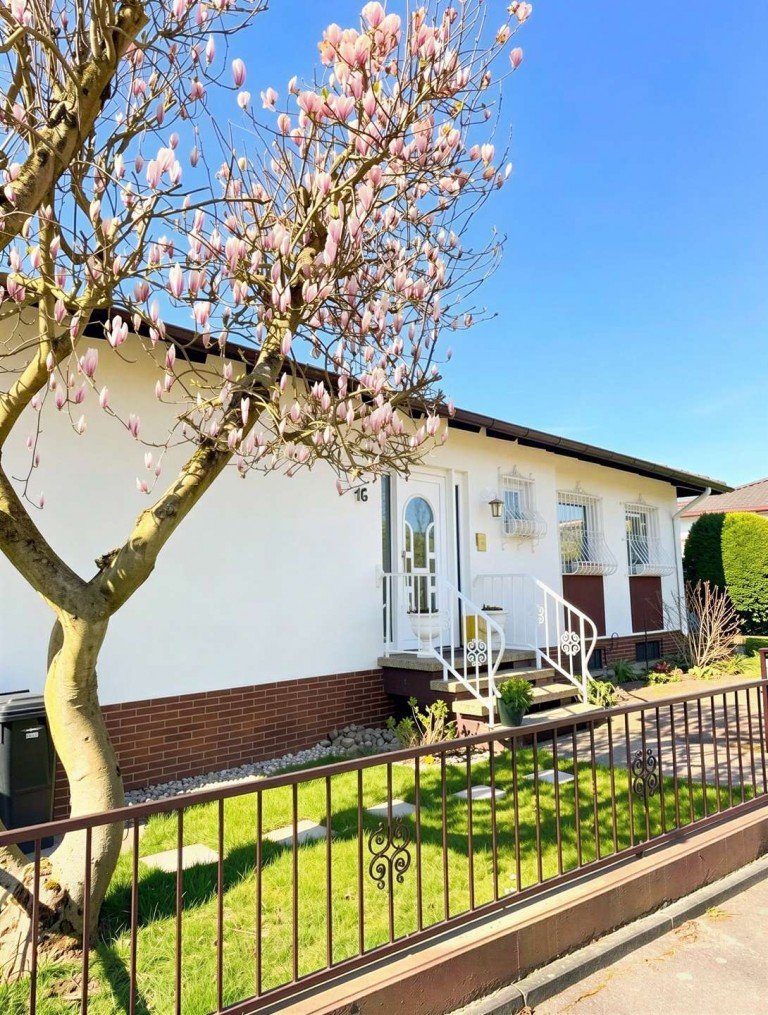 Au�enansicht Hofheim am Taunus Einfamilienhaus Charmanter Winkelbungalow mit Stil, Gartenidylle und viel Lebensqualit�t in Hofheim-Wallau