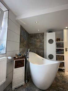 Badezimmer 1 Exklusives Zweifamilienhaus mit modernem Design, Einliegerwohnung und gro�z�gigem Garten