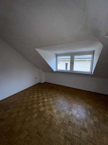  Sanierungsbed�rftiger Rohdiamant mit Skylineblick | 2ZKB + Dachgeschoss