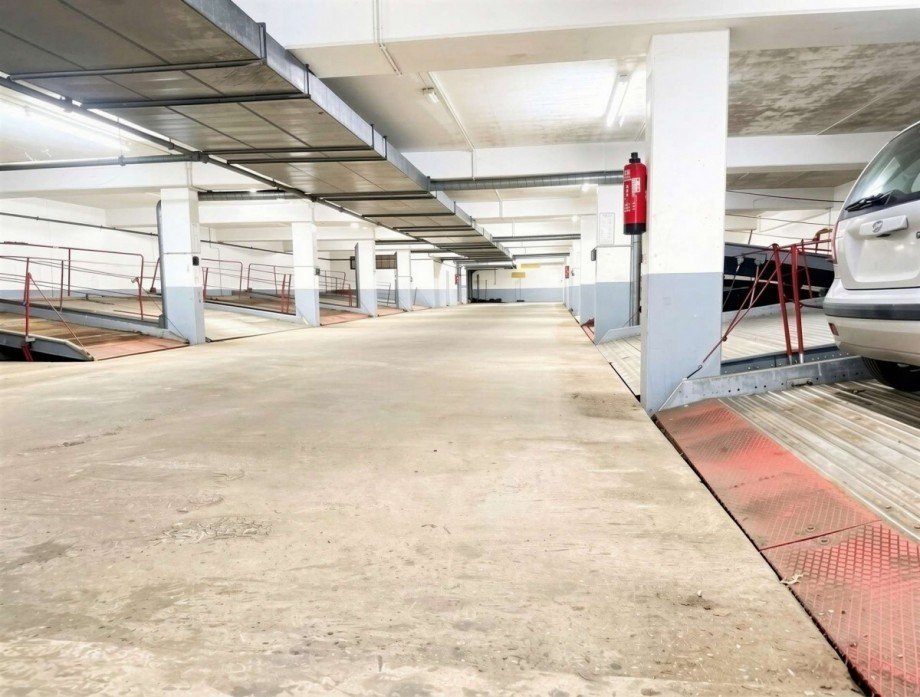Parkhaus - (KI generiert) Etagenwohnung Mainz