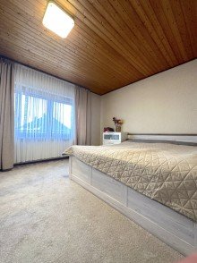 Schlafzimmer EG  Ihr Traumhaus mit gro�em Garten und 3 Garagen wartet auf Sie! 
