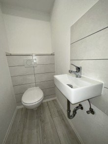 G�ste WC Erstbezug nach Sanierung: 4-Zimmer Wohnung mit Rheinblick