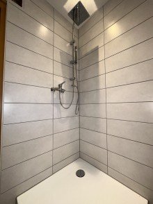 Badezimmer 2 Erstbezug nach Sanierung: 4-Zimmer Wohnung mit Rheinblick