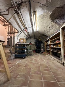 Keller Exklusives Zweifamilienhaus mit modernem Design, Einliegerwohnung und gro�z�gigem Garten