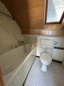 Badezimmer  Sanierungsobjekt Doppelhaush�lfte mit Garten | Fantastischer Mainblick. 