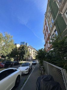 Au�enansicht Sanierungsbed�rftiger Rohdiamant mit Skylineblick | 2ZKB + Dachgeschoss