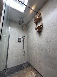 Badezimmer 2 Exklusives Zweifamilienhaus mit modernem Design, Einliegerwohnung und gro�z�gigem Garten