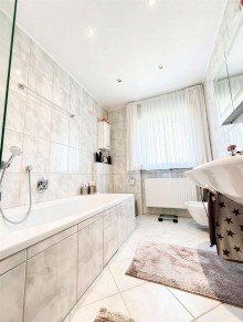 Badezimmer Charmanter Winkelbungalow mit Stil, Gartenidylle und viel Lebensqualit�t in Hofheim-Wallau