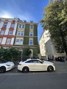 Au�enansicht Sanierungsbed�rftiger Rohdiamant mit Skylineblick | 2ZKB + Dachgeschoss