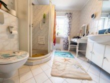 Badezimmer - EG Doppeltes Wohngl�ck: Modernes Zweifamilienhaus mit vielf�ltigen Nutzungsoptionen