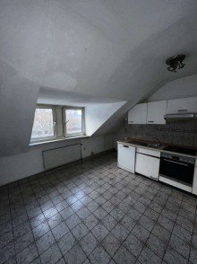  Sanierungsbed�rftiger Rohdiamant mit Skylineblick | 2ZKB + Dachgeschoss