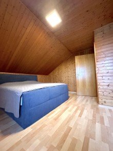 Schlafzimmer 2 1.OG  Ihr Traumhaus mit gro�em Garten und 3 Garagen wartet auf Sie! 