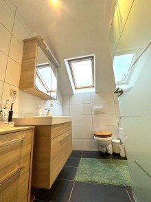 Bad 1.OG  Ihr Traumhaus mit gro�em Garten und 3 Garagen wartet auf Sie! 