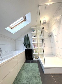 Bad 1.OG  Ihr Traumhaus mit gro�em Garten und 3 Garagen wartet auf Sie! 