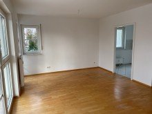 Wohnzimmer 2 Sonnige 4-Zimmer-EG-Wohnung mit Balkon und Garten in S�dost