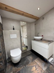 Badezimmer 2 Exklusives Zweifamilienhaus mit modernem Design, Einliegerwohnung und gro�z�gigem Garten