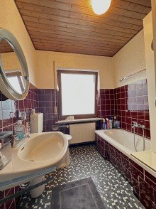 Badezimmer EG  Ihr Traumhaus mit gro�em Garten und 3 Garagen wartet auf Sie! 