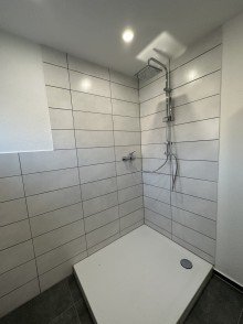 Badezimmer Erstbezug nach Sanierung: 4-Zimmer Wohnung mit Rheinblick
