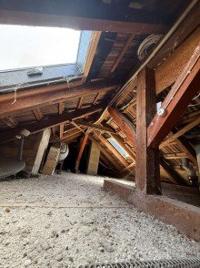 Dachspitz Attraktives Mehrfamilienhaus mit Entwicklungspotenzial - vermietetes Anlageobjekt in ruhiger Lage