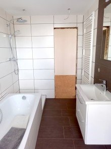 Badezimmer 3 Exklusives Zweifamilienhaus mit modernem Design, Einliegerwohnung und gro�z�gigem Garten