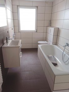 Badezimmer 3 Exklusives Zweifamilienhaus mit modernem Design, Einliegerwohnung und gro�z�gigem Garten