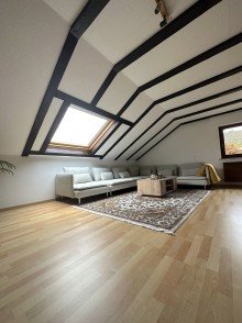 Wohnzimmer 1.OG  Ihr Traumhaus mit gro�em Garten und 3 Garagen wartet auf Sie! 