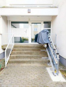 Eingang mit Rollstuhltreppenlift - (KI generiert) Ihr zuk�nftiges Zuhause in bester Wiesbadener Lage - mit sofortigen Mieteinnahmen