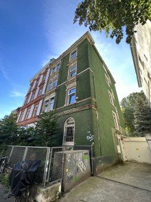 Au�enansicht Sanierungsbed�rftiger Rohdiamant mit Skylineblick | 2ZKB + Dachgeschoss