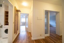 Flur Praktisch geschnittene Eigentumswohnung mit Tiefgarage, Einbauk�che und Balkon