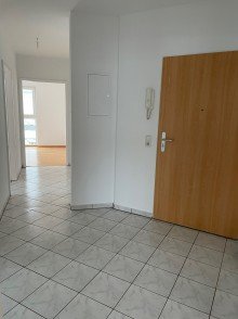 Flur 2 Sonnige 4-Zimmer-EG-Wohnung mit Balkon und Garten in S�dost