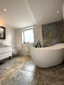Badezimmer 1 Exklusives Zweifamilienhaus mit modernem Design, Einliegerwohnung und gro�z�gigem Garten