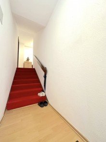 Treppenaufstieg Gro�z�gige Maisonette Wohnung mit traumhaftem Ausblick | EBK | Teilweise saniert